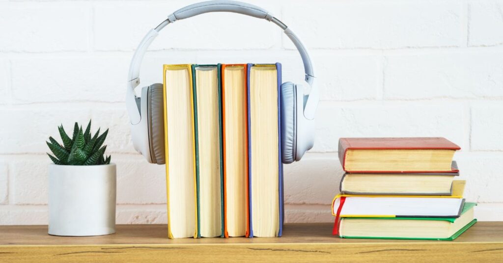 Bøger med høretelefoner som repræsenterer lydbøger